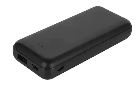 Siyah taşınabilir şarj cihazı, LED göstergeli gövde ve çift USB çıkışı; promosyon ürünü