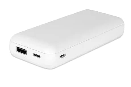 Beyaz taşınabilir şarj cihazı, yan yüzeyde USB çıkışları; promosyon ürünü, beyaz zemin