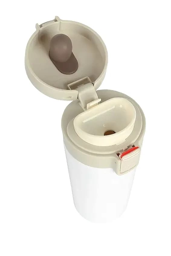 promosyon beyaz gövdeli bardak, krem plastik kapak açık, kırmızı kilit detaylı, yazısız, beyaz zemin