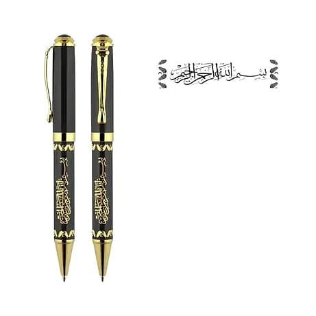 promosyon siyah metal kalem, altın kabartma hat yazısı deseni, beyaz fonda dikey çekim