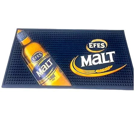 Kauçuk bar matı, mavi zemin üzerine şişe figürlü baskı ve noktalı dokulu yüzey; promosyon ürünü