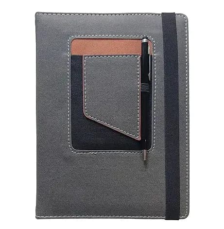 Gri kaplamalı organizer defter, siyah elastik bant ve kalem; ön cepte tan şerit, promosyon ürünü