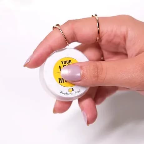 Elde tutulan organik tablet mendil kutusu, kapalı halde sarı etiketli; promosyon ürünü
