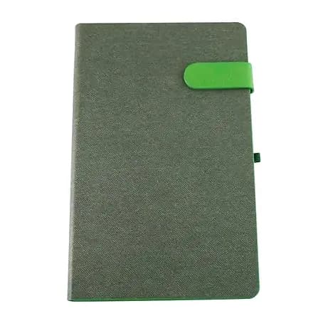 promosyon koyu yeşil suni deri kapaklı defter, parlak yeşil lastik, hafif açılı çekim
