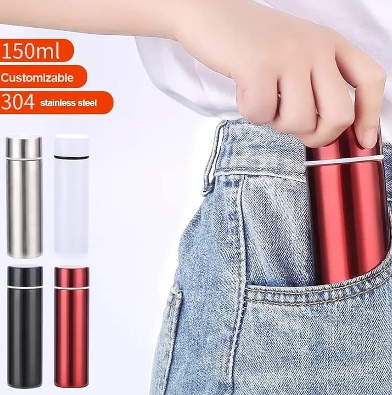 promosyon 150 ml paslanmaz çelik silindirik matara, mavi kot cebinde kırmızı gövde, açık zemin