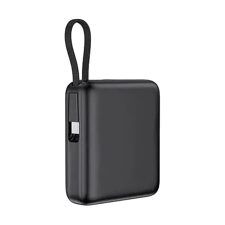 Promosyon kompakt siyah powerbank, üstteki askı halkası ve yandaki konnektörü