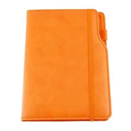 promosyon turuncu düz suni deri kapaklı lastikli defter, üst köşede kalem halkası, beyaz fon