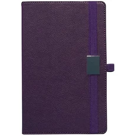 promosyon mor suni deri kapaklı lastikli defter, temiz beyaz fonda önden düz çekim
