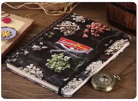 promosyon siyah kapaklı gıda temalı baskılı spiralli defter, ahşap zemin üzerinde üstten çekim
