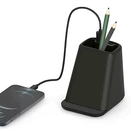 Promosyon siyah masaüstü kalemlik, iki kalem tutan üst haznesi ve telefon şarj kablosuyla