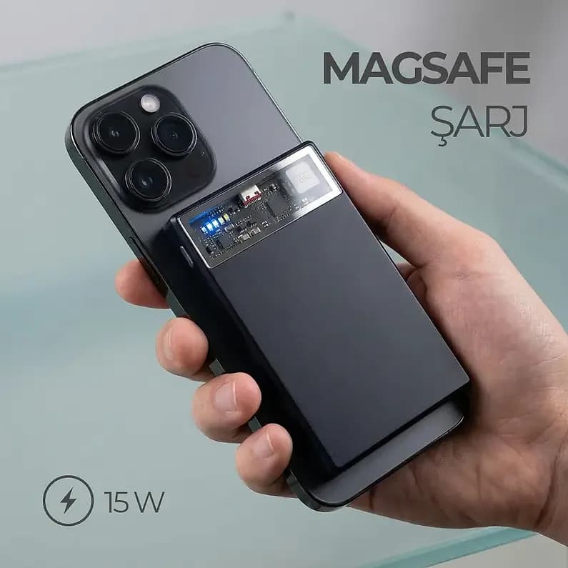 Promosyon manyetik powerbank telefona takılı halde, 15 W şarj ve mavi LED göstergeli