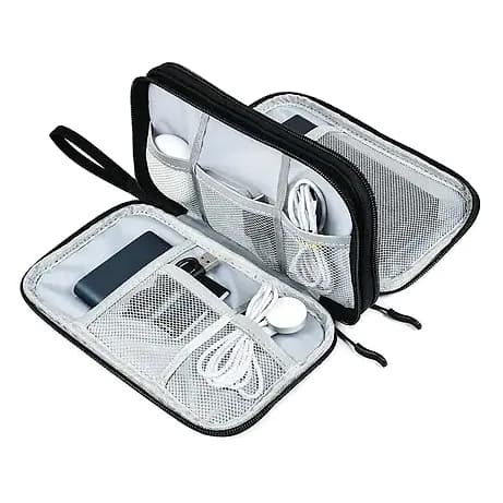 Promosyon açılmış siyah aksesuar çantası, powerbank ve kablo gözleriyle