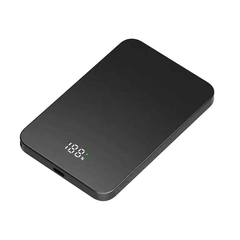 Mat siyah promosyon powerbank, dijital yüzde göstergesi, yeşil şimşek simgesi