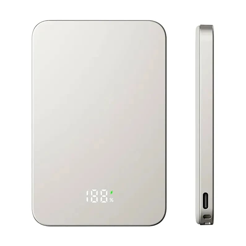 Gümüş metal gövdeli ince promosyon powerbank, ekranda %100 şarj göstergesi