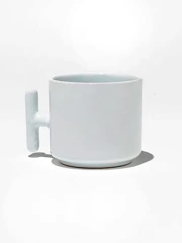 Beyaz promosyon latte fincanı; dikey kulplu yan çekim, gölgeli zemin