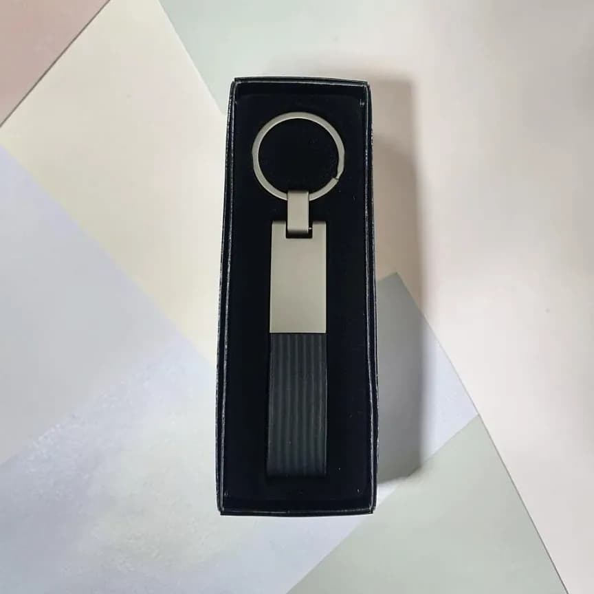Şerit Desenli Kutulu Metal Anahtarlık, 250 Adet — logo baskılı promosyon seçeneği