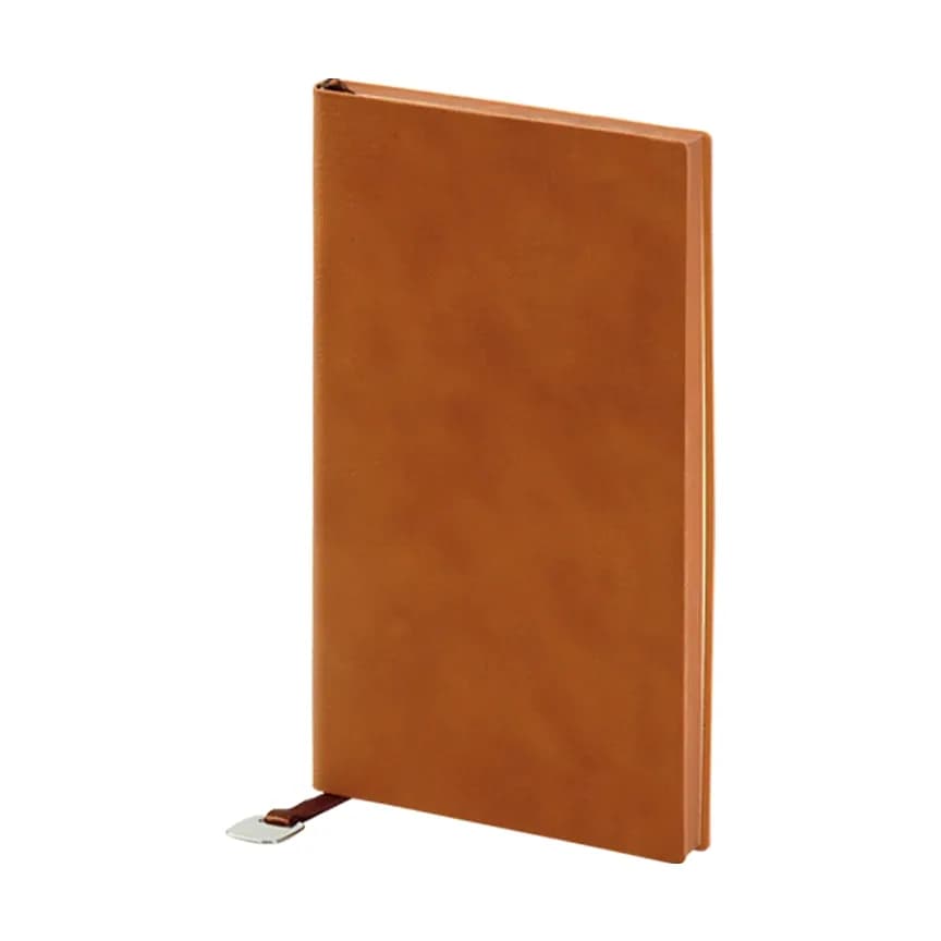 Açık kahverengi hareli deri görünümlü defter; alt kısımda metal uçlu ayraç şeridi.
