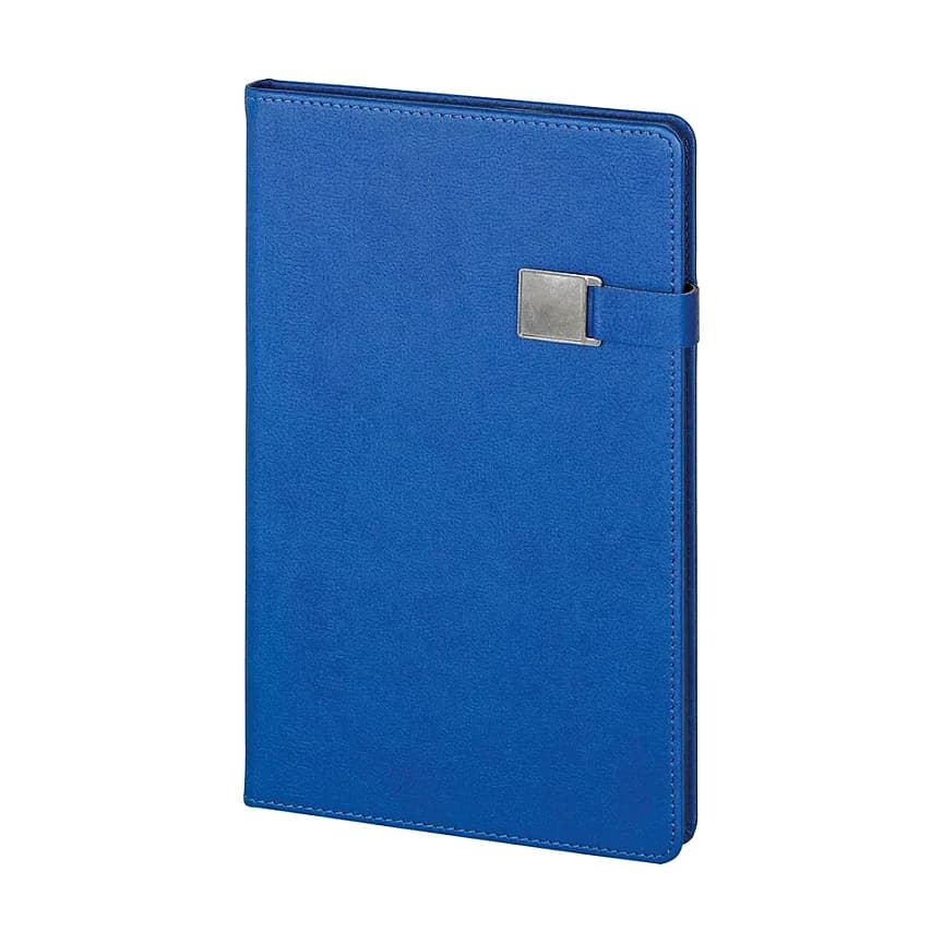 Mavi kapaklı defter; mat dokulu yüzey, sağ üstte gümüş metal toka ve aynı renk kapama şeridi.