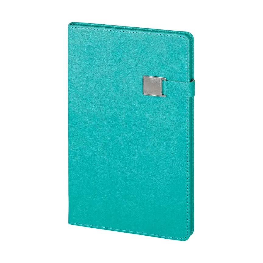 Turkuaz kapaklı defter; mat dokulu yüzey, sağ kenarda aynı renk şerit ve gümüş dikdörtgen metal toka.