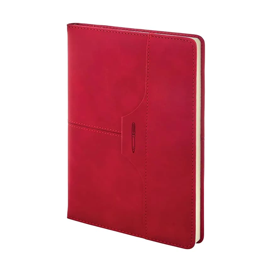 Kırmızı kapaklı defter; mat yüzey, ön yüzde dikey kalem yuvası ve krem renkli sayfa kenarları.