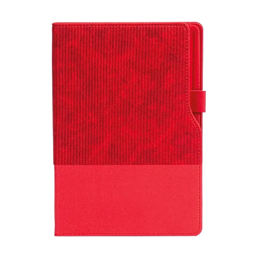 Kırmızı kapaklı defter; üst bölüm geometrik desenli doku, alt bölüm düz, sağ kenarda kırmızı toka.