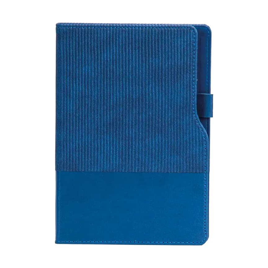 Mavi kapaklı defter; üst bölüm dikey kabartmalı doku, alt bölüm pürüzsüz, sağda mavi toka çıkıntısı.