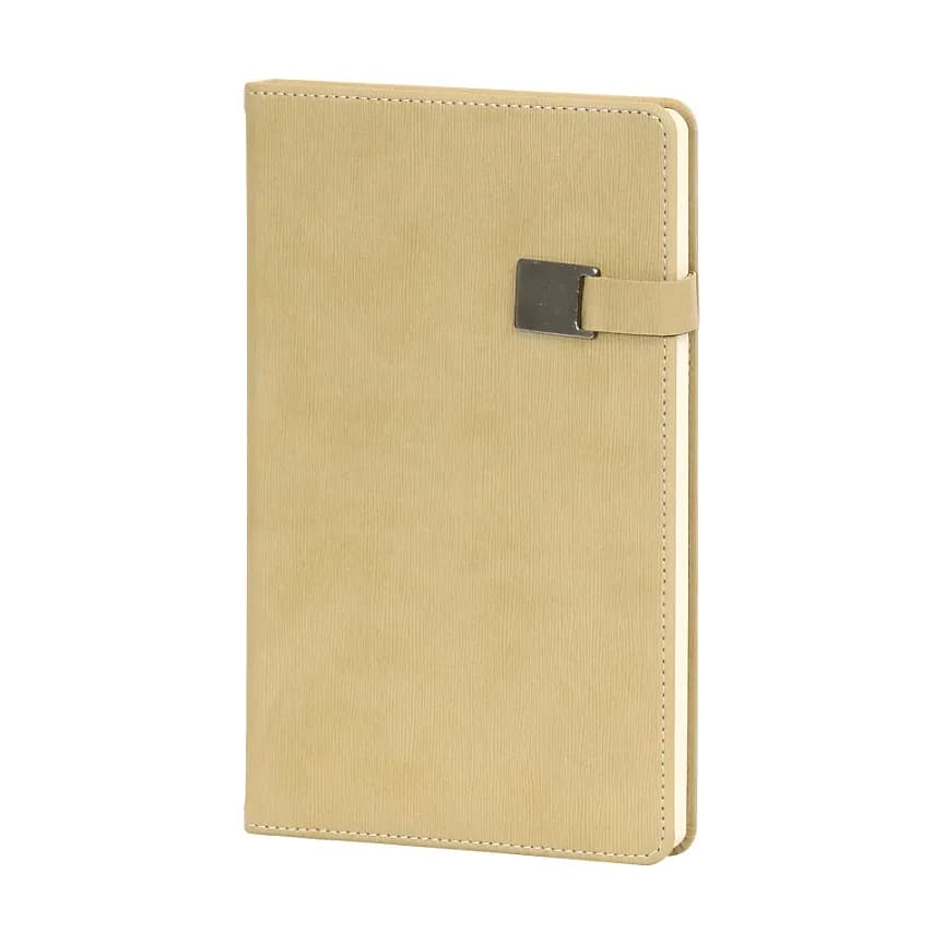 Açık bej kapaklı defter; mat hafif dokulu yüzey, sağ üstte koyu metal tokalı yatay kapama bandı.