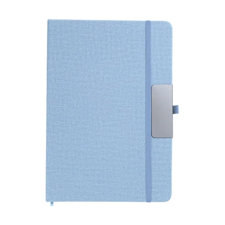 Açık mavi kumaş dokulu kapaklı defter; sağ yanda dikey lastik ve gümüş dikdörtgen metal aksesuar.