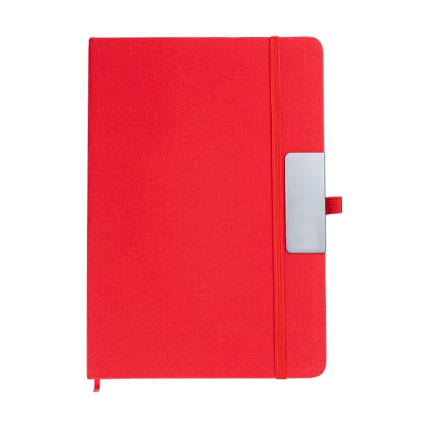Kırmızı dokulu kapaklı defter; sağ yanda dikey lastik ve gümüş dikdörtgen metal aksesuar.