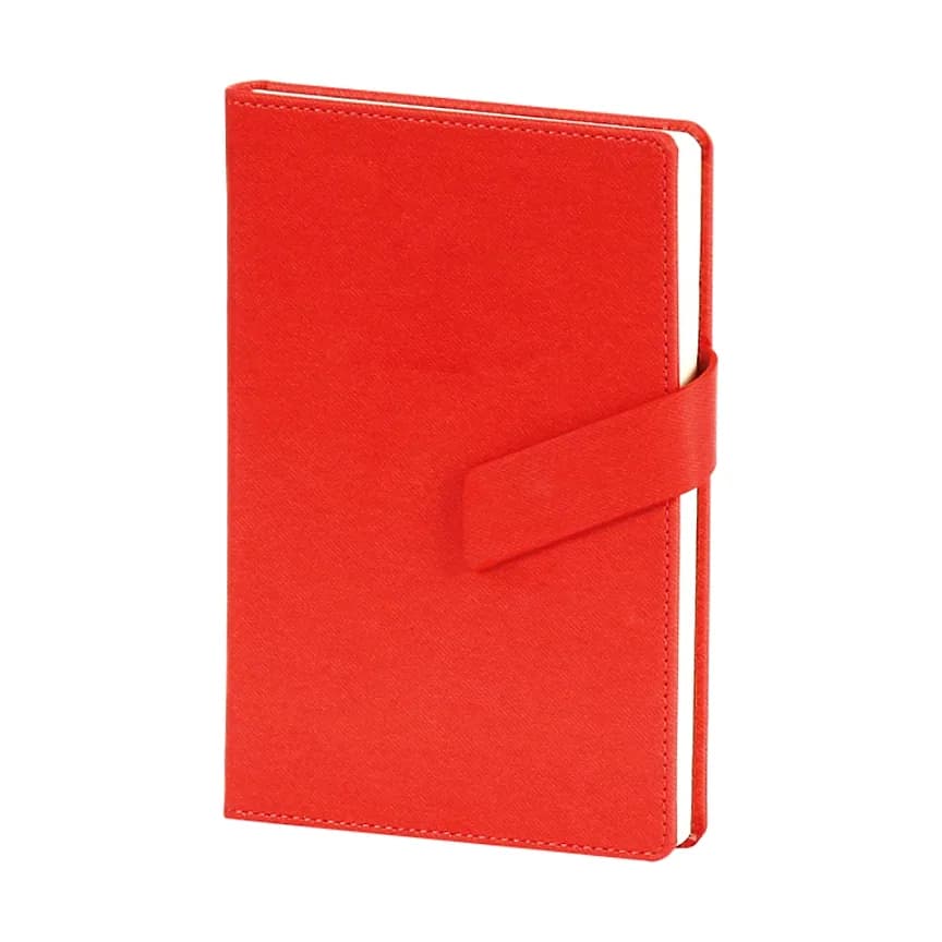 Kırmızı deri görünümlü defter; sağ kenarda beyaz sayfa bloğu ve yatay kırmızı lastik bant.