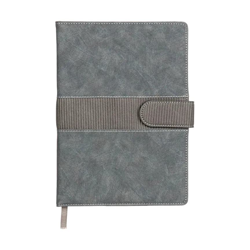 Gri damarlı mermer desenli defter; açık renk çevre dikişi, ortada yivli geniş bant ve ayraç şeridi.