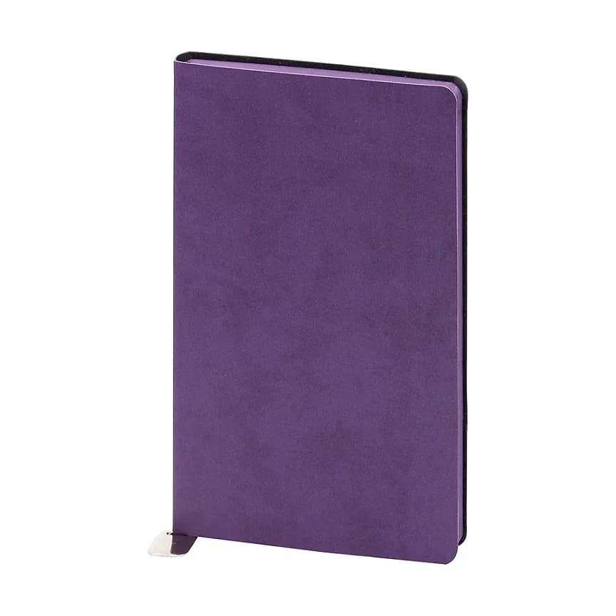 Koyu mor kapaklı defter; mat hafif dokulu yüzey, yuvarlak köşeler ve altta krem renkli kurdele.