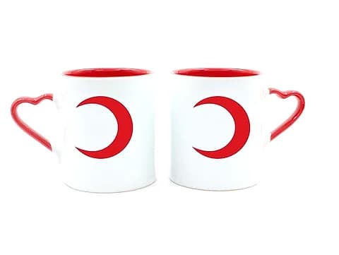 İki adet içi kırmızı kalp kulplu promosyon porselen kupa, kırmızı desen baskılı
