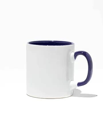 İçi ve kulpu lacivert beyaz porselen promosyon kupası; desensiz, sağ kulp, yan açı