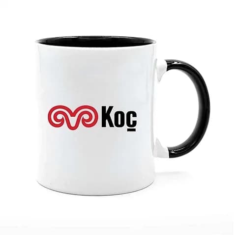 İçi ve kulpu siyah beyaz porselen promosyon kupası; önde kırmızı siyah logo baskısı