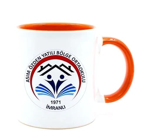 İçi ve kulpu turuncu beyaz porselen promosyon kupası; önde dairesel okul amblemi baskısı