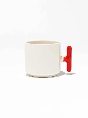 Beyaz promosyon latte fincanı, kırmızı tutamaklı yan görünüm, baskısız
