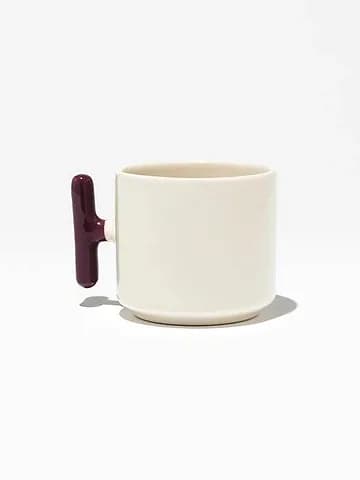 Bordo kulpu solda olan krem promosyon latte fincanı, yan çekim