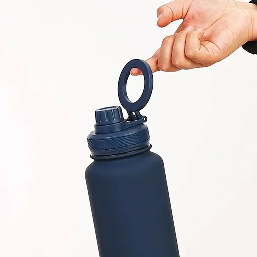 Koyu lacivert termos matara; tırtıklı boyun, halkalı kapak ve küçük vidalı üst kapak.