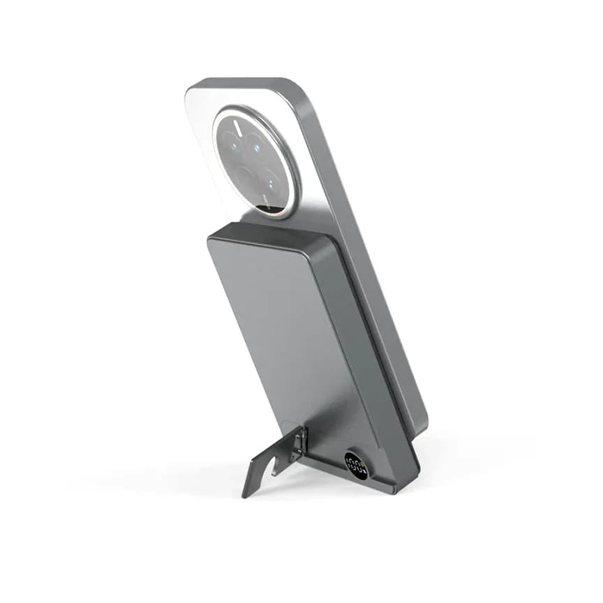 Promosyon siyah metal MagSafe powerbank eğik ön, açılır ayak ve halka detayı