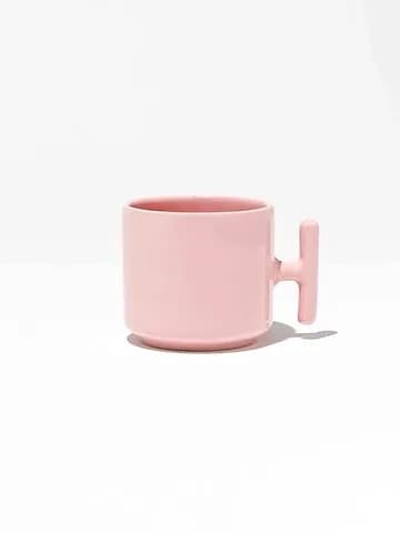 Pastel pembe promosyon latte fincanı yan görünüm, T biçimli kulp, baskısız