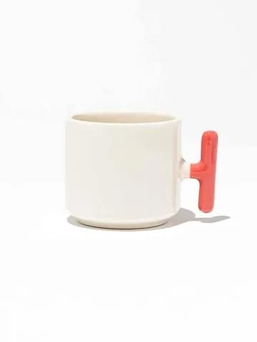 Beyaz promosyon porselen latte fincanı, kırmızı T biçimli kulp, baskısız