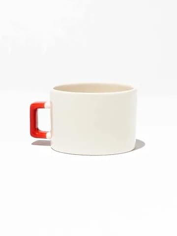Beyaz gövdeli kırmızı kulplu promosyon Nescafe fincanı yan görünüm