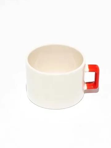 Kırmızı kare kulplu krem promosyon Nescafe fincanı, hafif üstten çekim
