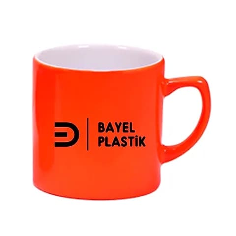 Turuncu promosyon kahve fincanı; siyah firma amblemi baskılı ön yan görünüm