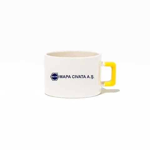 Sarı kulplu beyaz promosyon Nescafe fincanı; lacivert firma logosu baskılı