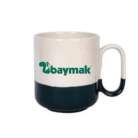 Koyu yeşil tabanlı beyaz porselen promosyon kupası; önde yeşil kurumsal logo baskısı
