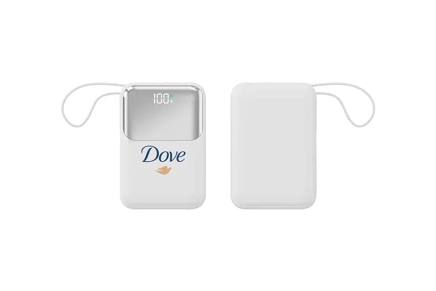 Beyaz powerbank ön ve arka yüz; logolu, dijital ekranlı ve kısa kablolu.