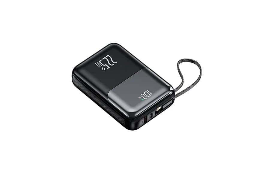 Açılı duran siyah powerbank; dijital ekran, kısa kablo ve çift port.