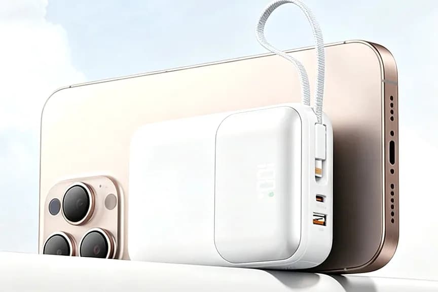 Beyaz powerbank telefon arkasına tutturulmuş; ekran yüzde 100, kablo kıvrık.
